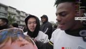 路人送&ldquo;大张伟&rdquo;给甲亢哥，看到背面后甲亢哥惊呼：ni**er