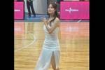 白裙舞动场边风采！媒体人分享广东女篮主场啦啦队表演
