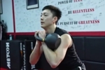 胡明轩最新训练视频曝光：手臂肌肉明显 训练房里挥汗如雨