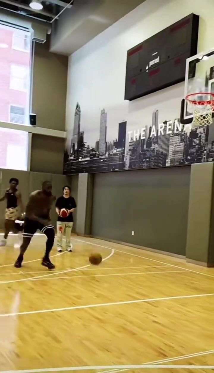 早期詹姆斯带娃上班日！父子三人在湖人训练馆狂秀扣篮🏀