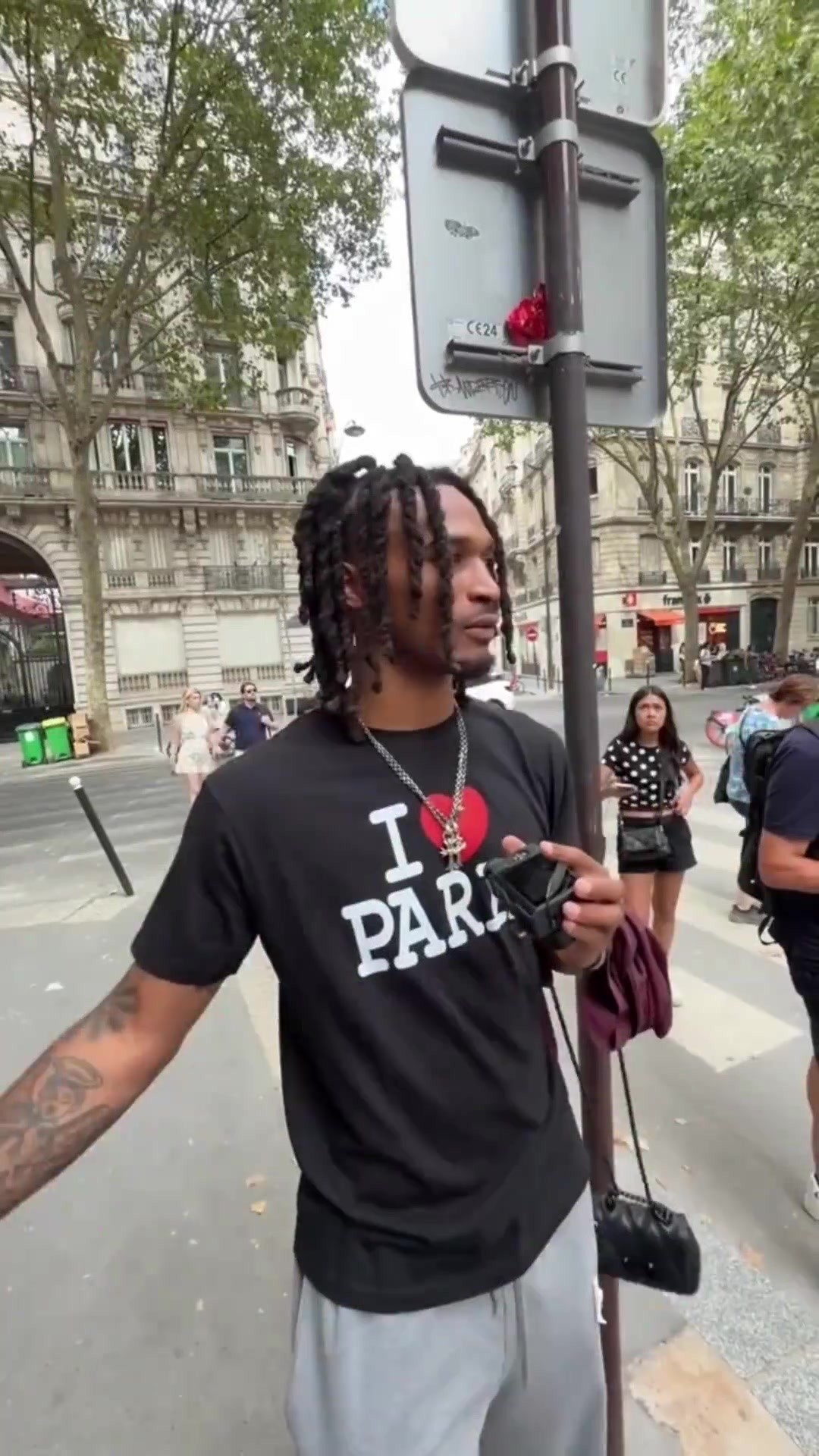 卡斯尔：休赛期最难忘的事是去巴黎 那件衣服是卡布给我买的